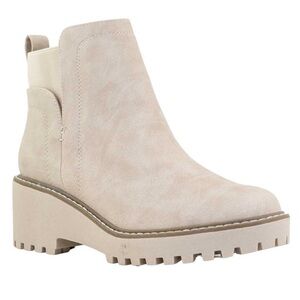 Dolce Vita Cream Riella Ankle Boots, size 7